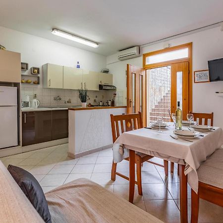 2 Bedroom Stunning Apartment In 로비니 외부 사진