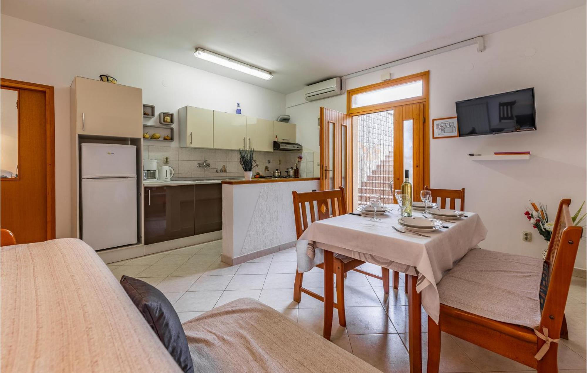 2 Bedroom Stunning Apartment In 로비니 외부 사진